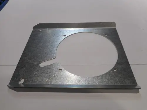 Metallhalterung mit runder Aussparung und mehreren Bohrlöchern, verwendet für die Befestigung von Gebläsen, möglicherweise von der Marke Remeha.